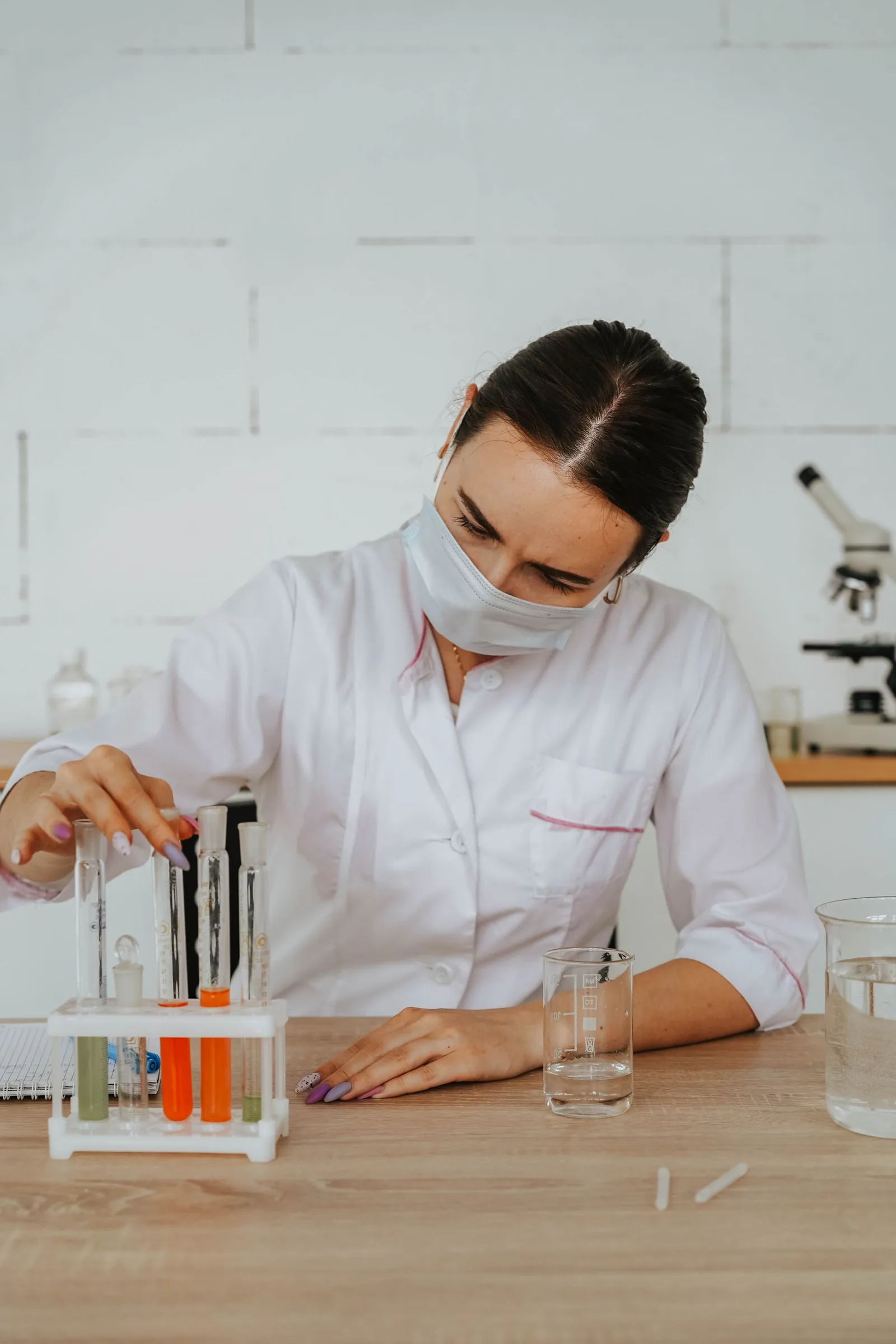 Científica analizando muestras de agua