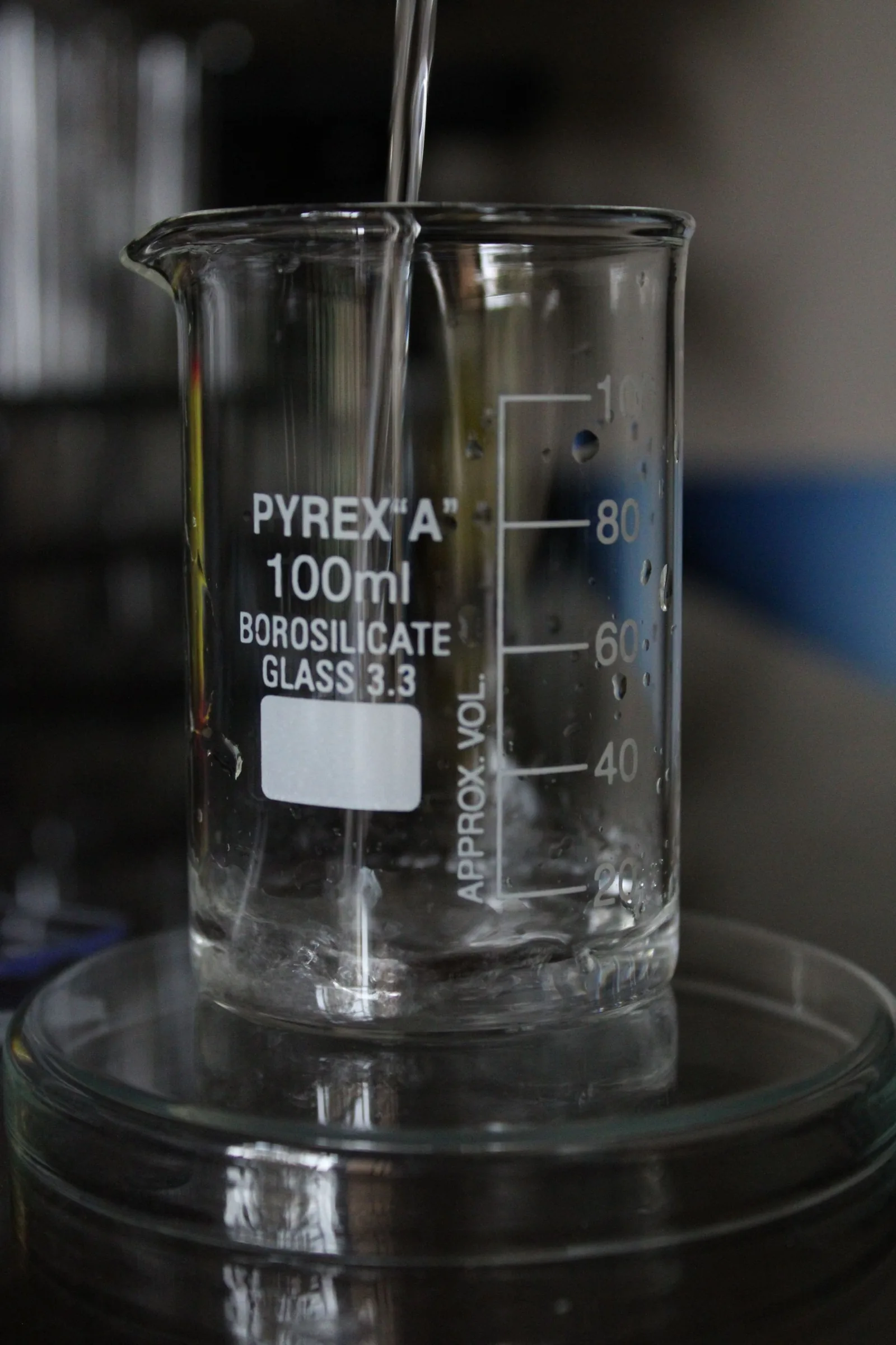 Vaso de precipitados con agua en un laboratorio